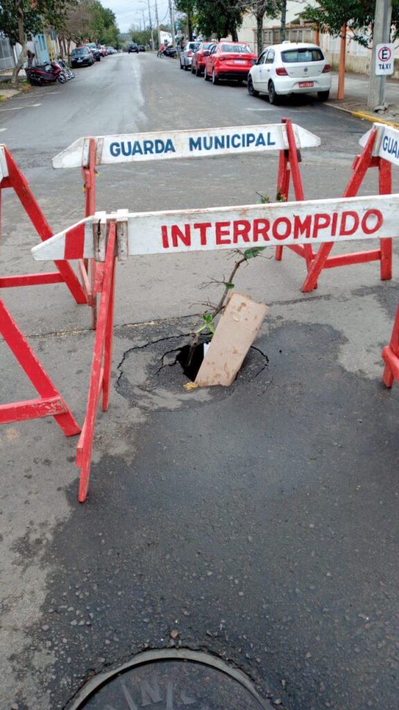 Asfalto Cede E Forma Um Buraco Na Esquina Da Santa Casa Alegrete Tudo