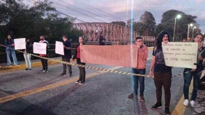 Alunos fecham a Ponte Borges de Medeiros em mais um protesto em razão