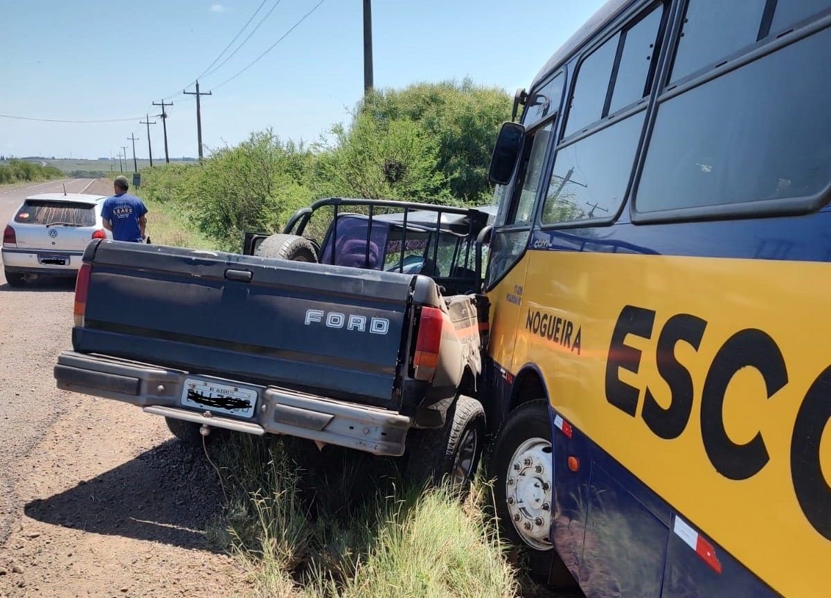 Acidente entre ônibus escolar e caminhonete na Estrada do frigorífico