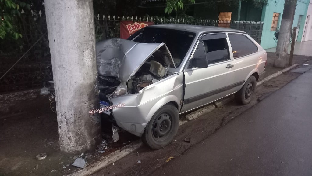 Colis O De Carro Em Poste Deixa Uma Pessoa Ferida