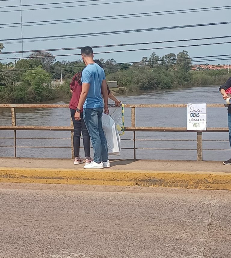 Jovens Da Igreja Da Gra A Colocam Frases De F E Motiva O Na Ponte