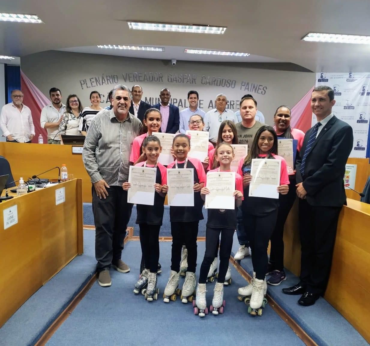 Grupo Superação de patinação recebe certificado na Câmara de Vereadores