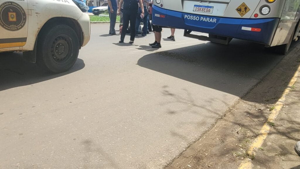 Motociclista colide em ônibus na Avenida Tiaraju