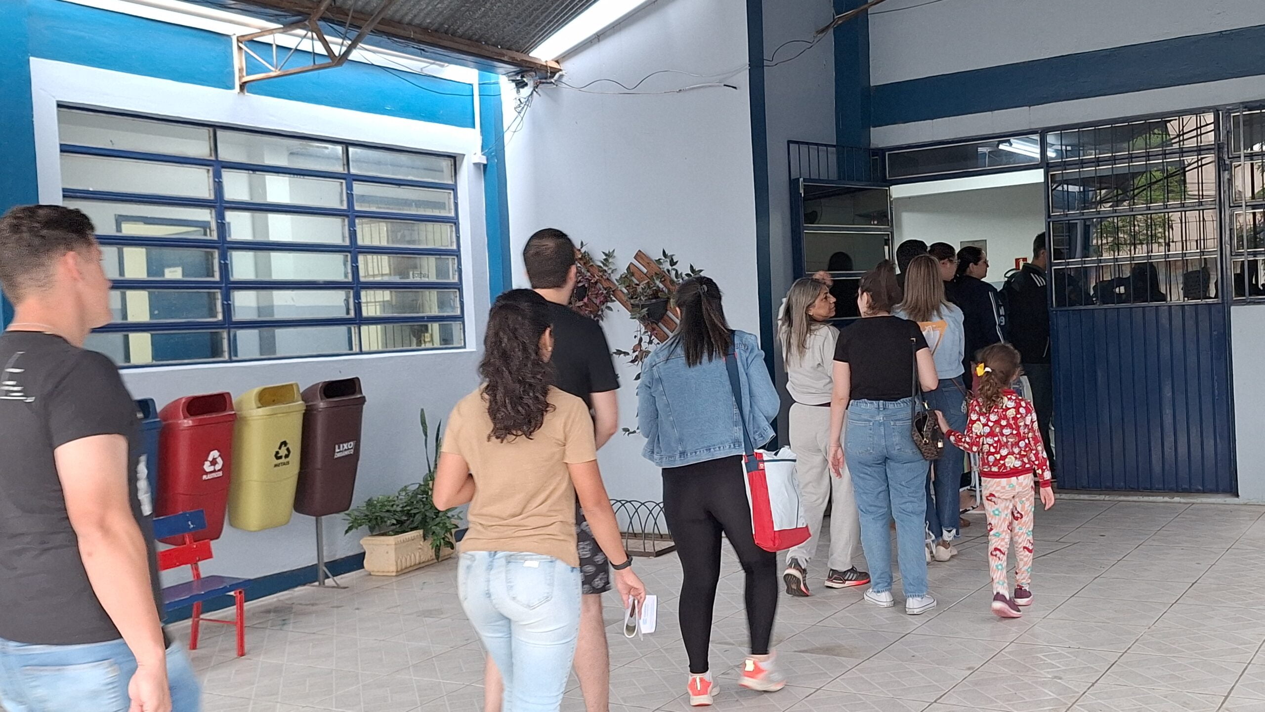 Fila Desde A Madrugada Para Conseguir Vagas Em Escolas De Alegrete