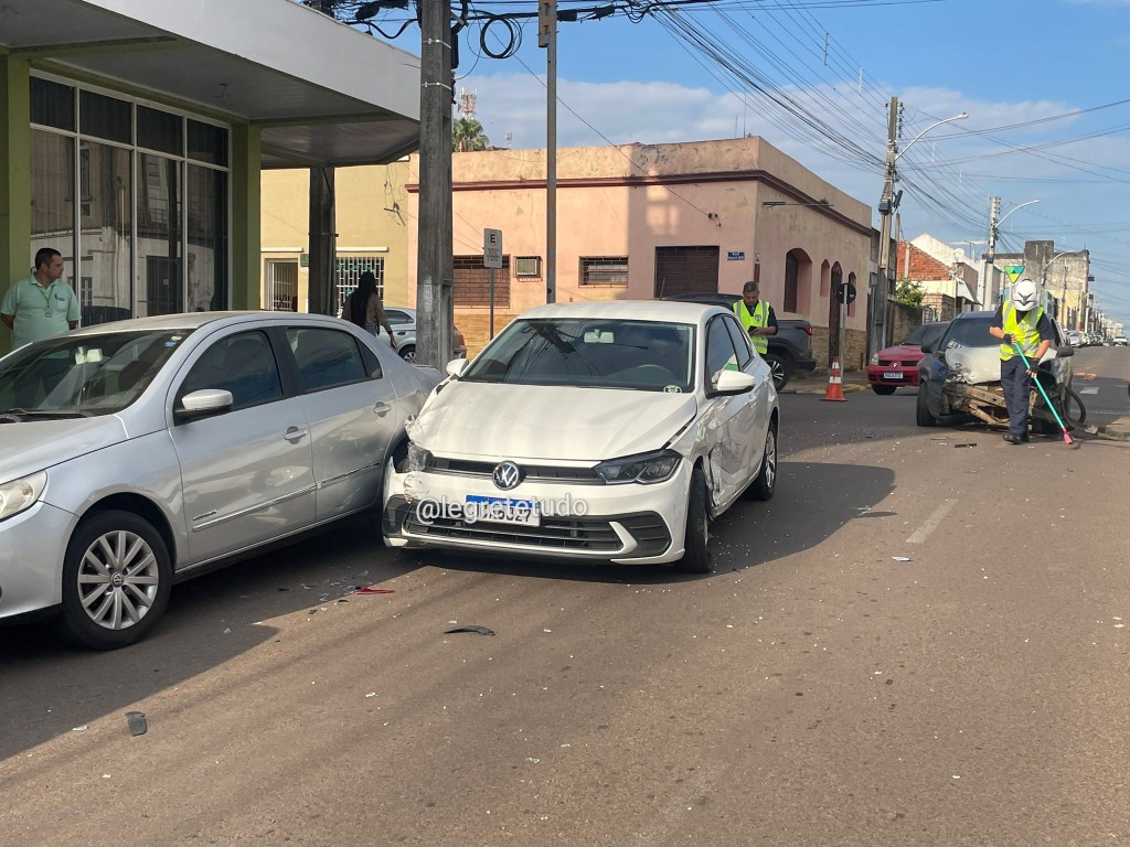 Motorista avança a preferencial e provoca acidente mais dois veículos