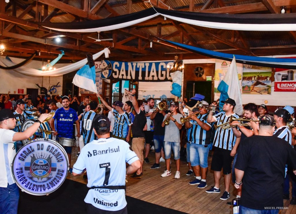 Fé Tricolor. Pequeno Romero, filho de cônsul do Grêmio, recebe 1º batismo  na capela da Arena - Notícias - Terceiro Tempo