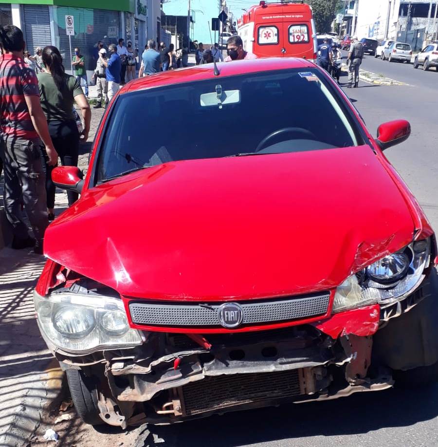 Carro capota ao avançar a preferencial em Alegrete