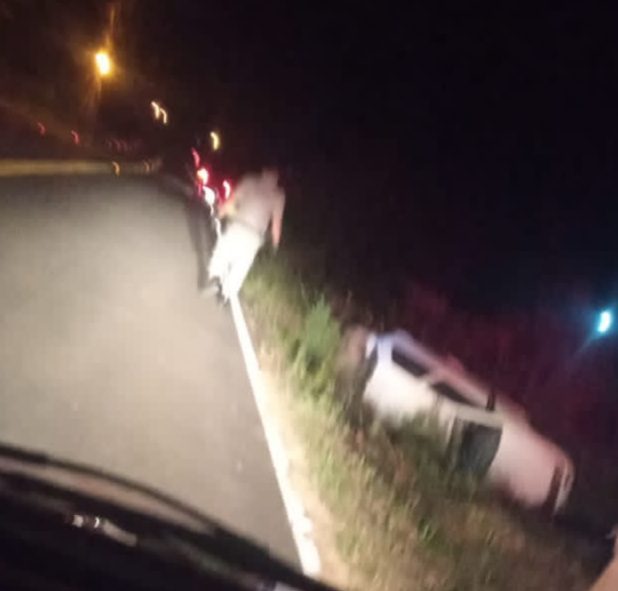 Gol capotado é abandonado na Avenida Tiaraju