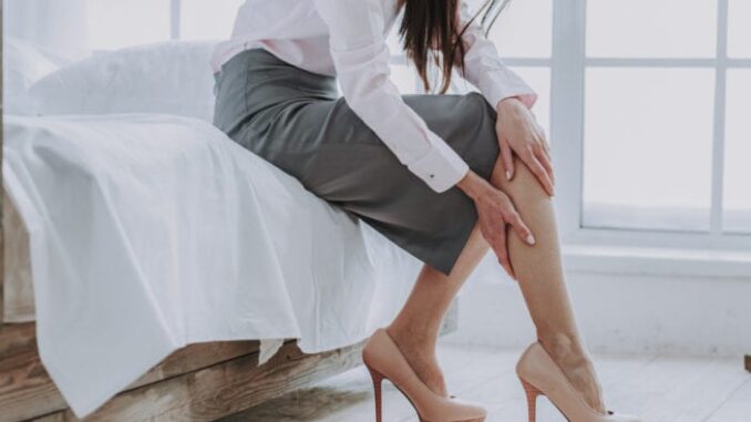 Mulheres: dores nas pernas nem sempre é cansaço ou varizes