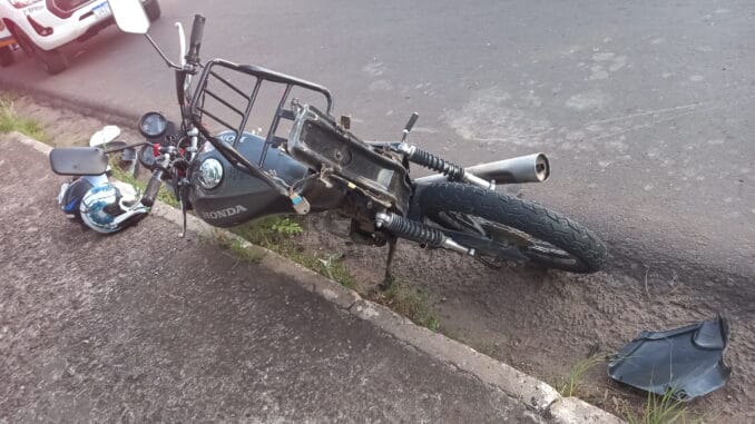 Grave acidente destrói moto na Avenida Tiaraju