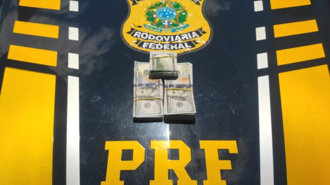 PRF apreende 25 mil dólares escondidos dentro de banco de carro
