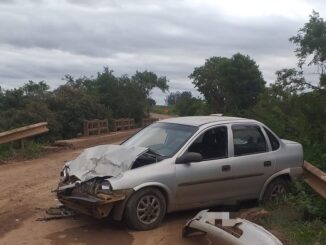 Colisão frontal entre carreta, carregada de arroz, e carro deixa um ferido na ERS 566