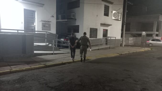 Brigada Militar prende foragido da justiça em via pública