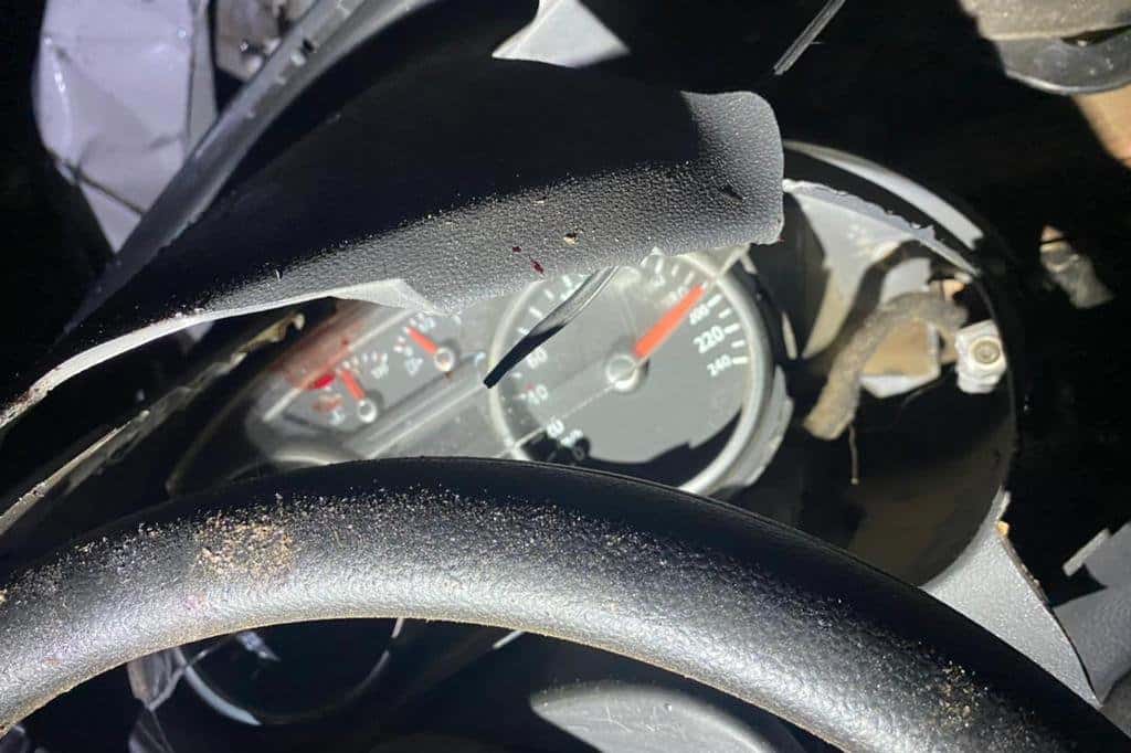 Guard rail atravessa carro após colisão na RS-118, em Cachoeirinha