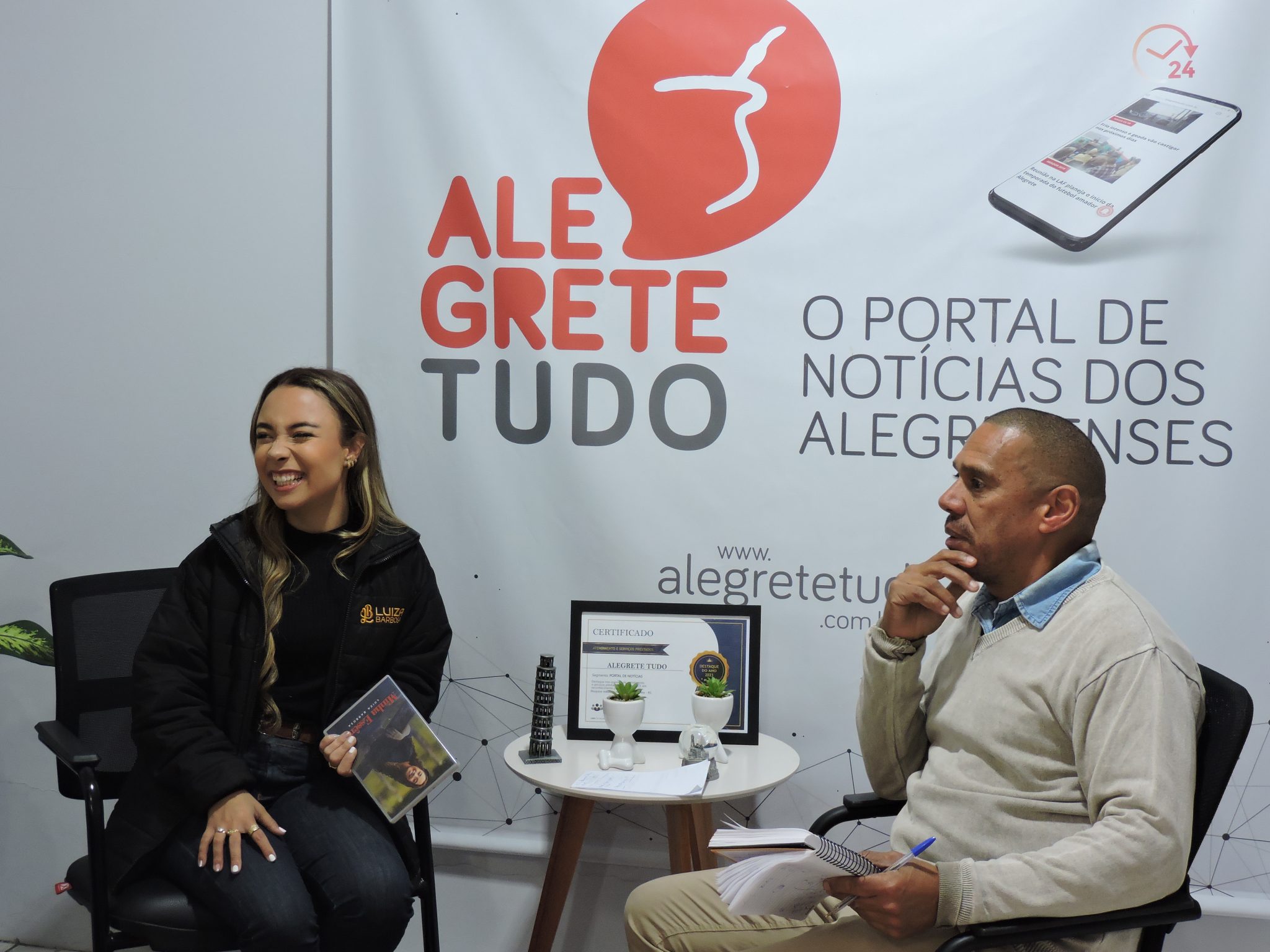 Cantora Luiza Barbosa visita redação do Portal Alegrete Tudo; à noite show  no Bistrô