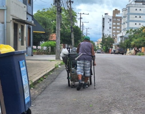 Idoso De 77 Anos Enfrenta Desafios De Saúde Para Trabalhar Nas Ruas Sob